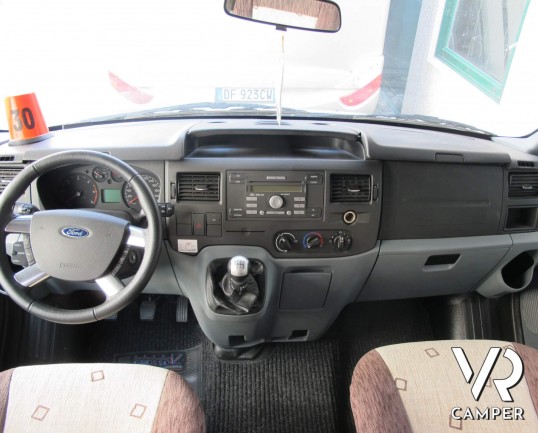 Chausson Flash 11 - camper mansardato usato con letto matrimoniale in coda e ampio garage, ottimo per famiglie fino a 5 persone, su potente meccanica