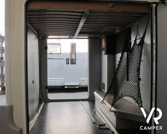 Chausson Flash 11 - camper mansardato usato con letto matrimoniale in coda e ampio garage, ottimo per famiglie fino a 5 persone, su potente meccanica