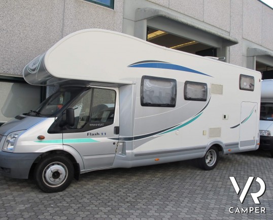Chausson Flash 11 - camper mansardato usato con letto matrimoniale in coda e ampio garage, ottimo per famiglie fino a 5 persone, su potente meccanica