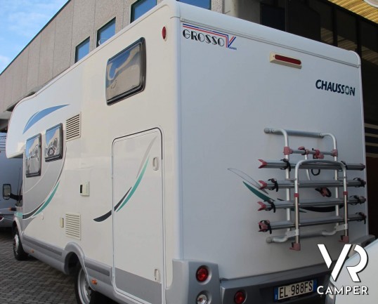 Chausson Flash 11 - camper mansardato usato con letto matrimoniale in coda e ampio garage, ottimo per famiglie fino a 5 persone, su potente meccanica
