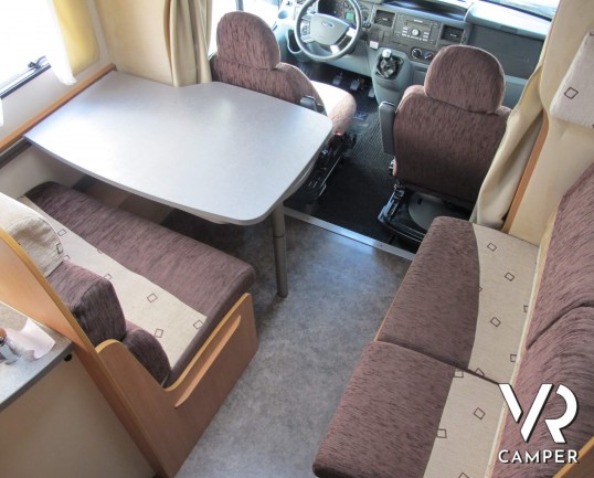 Chausson Flash 11 - camper mansardato usato con letto matrimoniale in coda e ampio garage, ottimo per famiglie fino a 5 persone, su potente meccanica