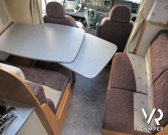 Chausson Flash 11 - camper mansardato usato con letto matrimoniale in coda e ampio garage, ottimo per famiglie fino a 5 persone, su potente meccanica