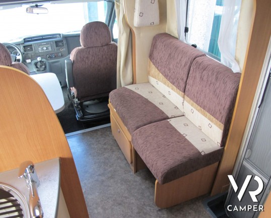 Chausson Flash 11 - camper mansardato usato con letto matrimoniale in coda e ampio garage, ottimo per famiglie fino a 5 persone, su potente meccanica