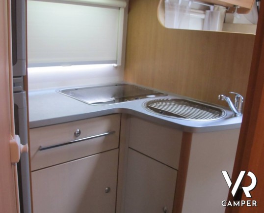 Chausson Flash 11 - camper mansardato usato con letto matrimoniale in coda e ampio garage, ottimo per famiglie fino a 5 persone, su potente meccanica