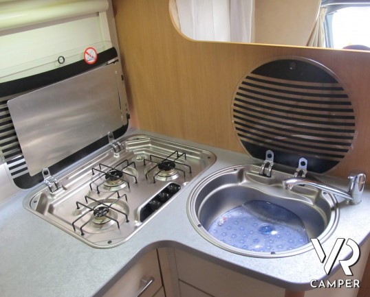 Chausson Flash 11 - camper mansardato usato con letto matrimoniale in coda e ampio garage, ottimo per famiglie fino a 5 persone, su potente meccanica