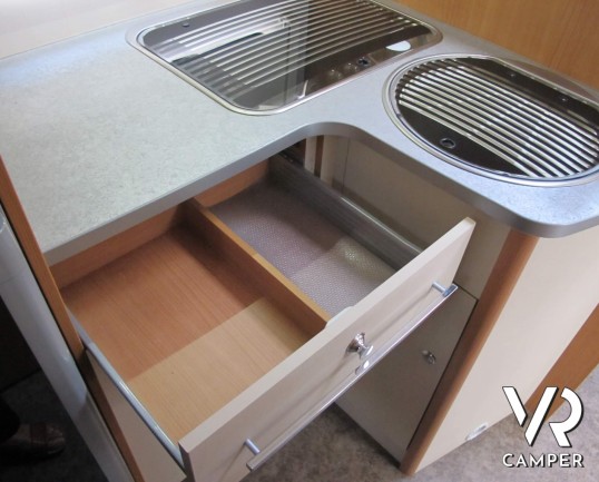 Chausson Flash 11 - camper mansardato usato con letto matrimoniale in coda e ampio garage, ottimo per famiglie fino a 5 persone, su potente meccanica