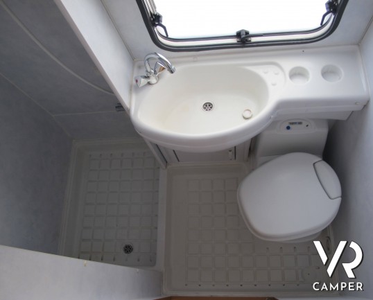 Elnagh Clipper 50: camper mansardato usato 7 posti, con doppia dinette, dotato di veranda e portabici. ItaliaVR vendita camper nuovi e usati a Torino