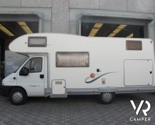 Elnagh Clipper 50: camper mansardato usato 7 posti, con doppia dinette, dotato di veranda e portabici. ItaliaVR vendita camper nuovi e usati a Torino