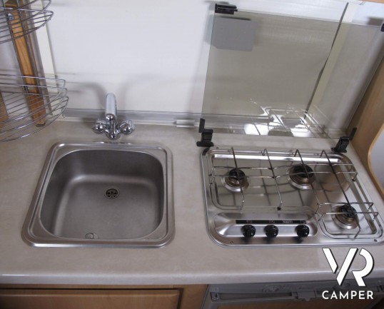 Elnagh Clipper 50: camper mansardato usato 7 posti, con doppia dinette, dotato di veranda e portabici. ItaliaVR vendita camper nuovi e usati a Torino