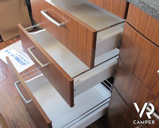 Hymer B 614 SL - camper usato motorhome su potente meccanica Fiat Ducato, 4 posti letto, frigorifero grande, letto basculante, dotato di veranda