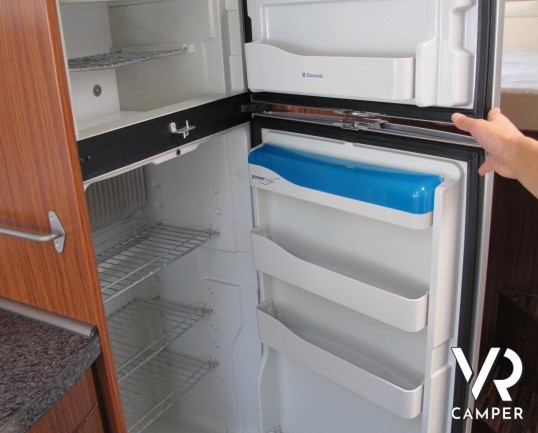 Hymer B 614 SL - camper usato motorhome su potente meccanica Fiat Ducato, 4 posti letto, frigorifero grande, letto basculante, dotato di veranda