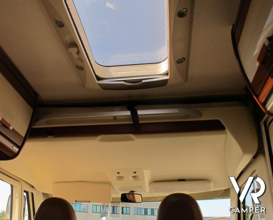 Hymer B 614 SL - camper usato motorhome su potente meccanica Fiat Ducato, 4 posti letto, frigorifero grande, letto basculante, dotato di veranda