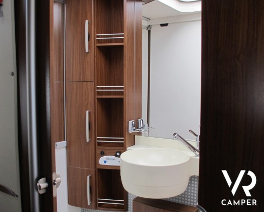 Hymer B 614 SL - camper usato motorhome su potente meccanica Fiat Ducato, 4 posti letto, frigorifero grande, letto basculante, dotato di veranda