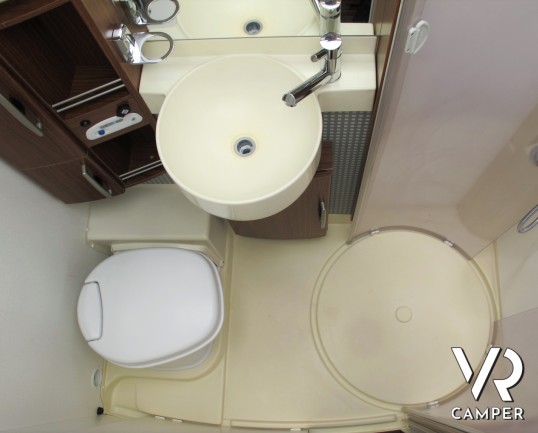 Hymer B 614 SL - camper usato motorhome su potente meccanica Fiat Ducato, 4 posti letto, frigorifero grande, letto basculante, dotato di veranda