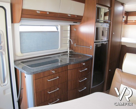 Hymer B 614 SL - camper usato motorhome su potente meccanica Fiat Ducato, 4 posti letto, frigorifero grande, letto basculante, dotato di veranda