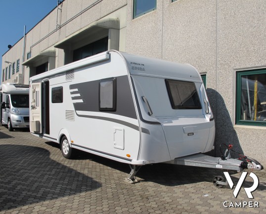 Hymer Eriba Exciting 505 - caravan roulotte usata con 6 posti letto, dotata di veranda e luci esterne. In esposizione alla sede Italia VR a Druento -