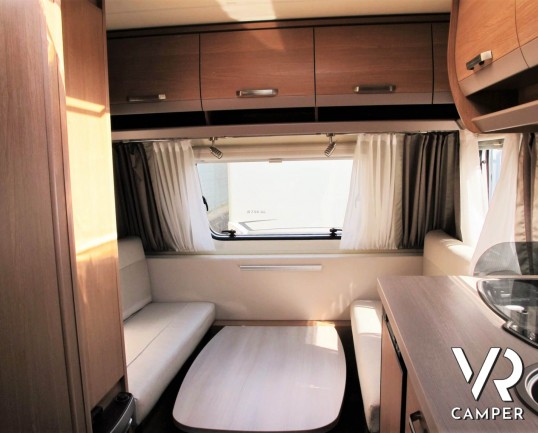 Knaus Sport 400 LK: caravan roulotte usata 4 posti, con letto a castello a ribalta e doppia dinette, bagno attrezzato di doccia, dimensioni compatte e