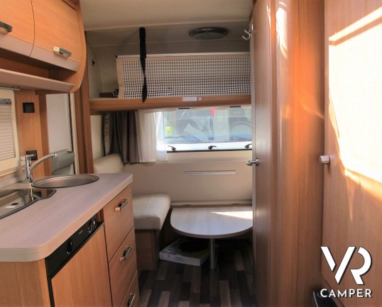 Knaus Sport 400 LK: caravan roulotte usata 4 posti, con letto a castello a ribalta e doppia dinette, bagno attrezzato di doccia, dimensioni compatte e