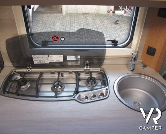 Knaus Sport 400 LK: caravan roulotte usata 4 posti, con letto a castello a ribalta e doppia dinette, bagno attrezzato di doccia, dimensioni compatte e