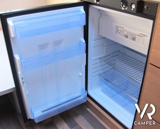 Knaus Sport 400 LK: caravan roulotte usata 4 posti, con letto a castello a ribalta e doppia dinette, bagno attrezzato di doccia, dimensioni compatte e