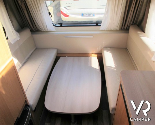 Knaus Sport 400 LK: caravan roulotte usata 4 posti, con letto a castello a ribalta e doppia dinette, bagno attrezzato di doccia, dimensioni compatte e