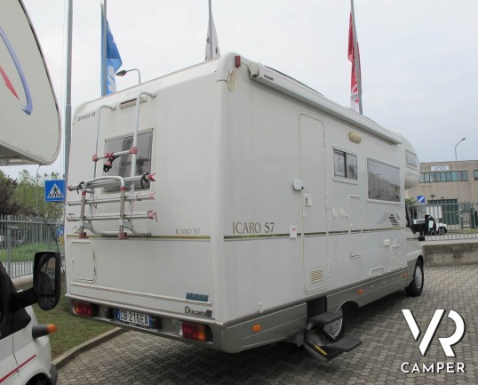 Mobilvetta Icaro S7 - camper usato mansardato con letti a castello, dinette comoda e trasformabile, bagno con doccia separata, veranda, portabici, osc