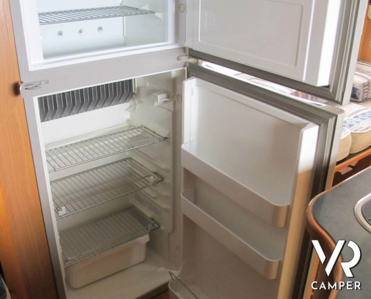 Mobilvetta Icaro S7 - camper usato mansardato con letti a castello, dinette comoda e trasformabile, bagno con doccia separata, veranda, portabici, osc