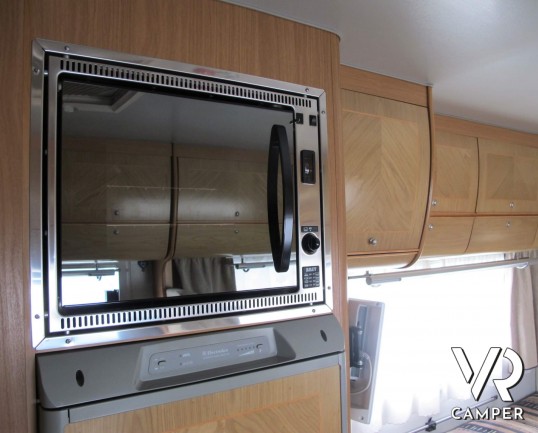 Mobilvetta Icaro S7 - camper usato mansardato con letti a castello, dinette comoda e trasformabile, bagno con doccia separata, veranda, portabici, osc