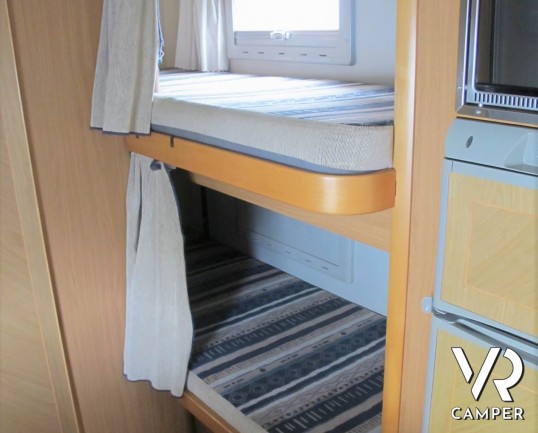 Mobilvetta Icaro S7 - camper usato mansardato con letti a castello, dinette comoda e trasformabile, bagno con doccia separata, veranda, portabici, osc