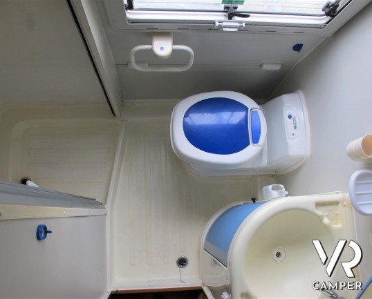 Mobilvetta Icaro S7 - camper usato mansardato con letti a castello, dinette comoda e trasformabile, bagno con doccia separata, veranda, portabici, osc