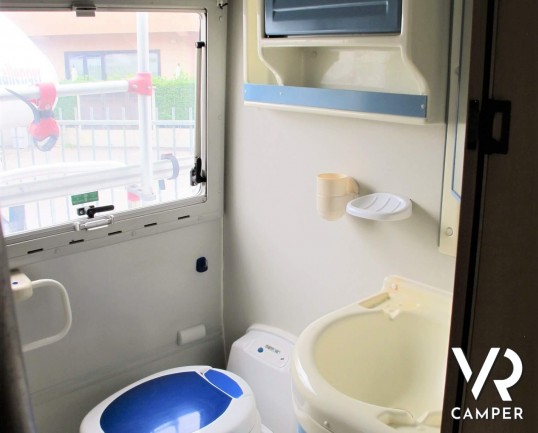 Mobilvetta Icaro S7 - camper usato mansardato con letti a castello, dinette comoda e trasformabile, bagno con doccia separata, veranda, portabici, osc