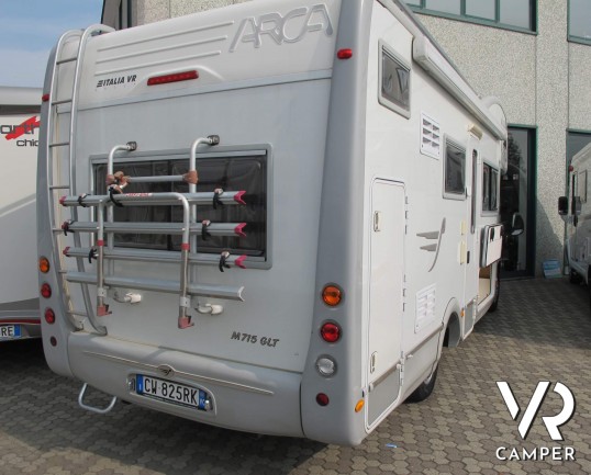 Arca 715 GLT: camper usato mansardato ideale per famiglie, con 7 posti letto, letti a castello in coda, veranda, portabici, su meccanica Ducato 146 cv