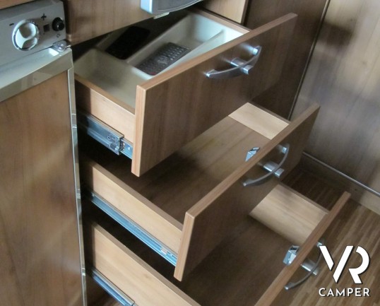 Burstner Travel Van 570 - camper semintegrale usato su meccanica Ducato 130 CV, dotato di veranda, antenna satellitare, porta bici. In visione alla se