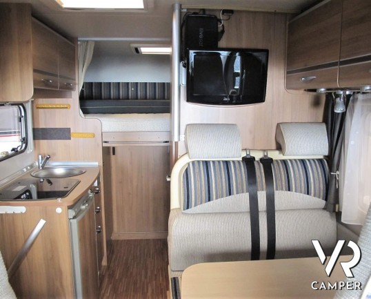 Burstner Travel Van 570 - camper semintegrale usato su meccanica Ducato 130 CV, dotato di veranda, antenna satellitare, porta bici. In visione alla se