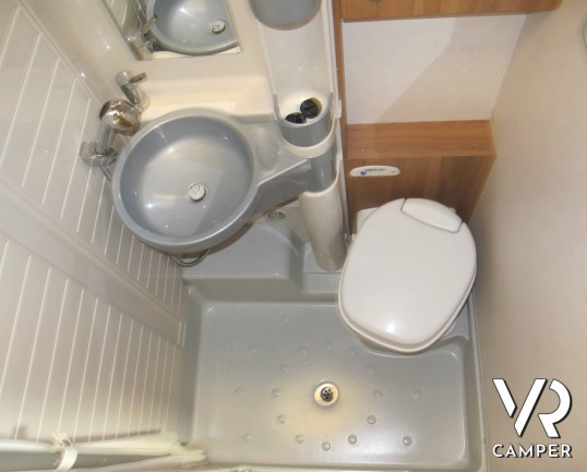 Burstner Travel Van 570 - camper semintegrale usato su meccanica Ducato 130 CV, dotato di veranda, antenna satellitare, porta bici. In visione alla se