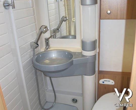 Burstner Travel Van 570 - camper semintegrale usato su meccanica Ducato 130 CV, dotato di veranda, antenna satellitare, porta bici. In visione alla se