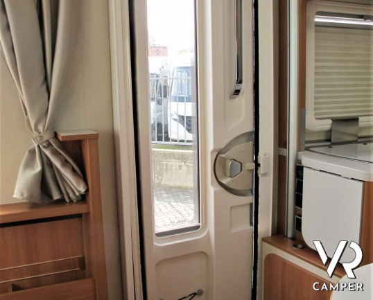 Hymer Exsis I 504 - camper usato motorhome compatto su motore Ducato 130 cv, 4 posti letto, dotato di veranda, antenna satellitare, retrocamera.