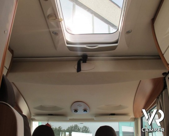 Hymer Exsis I 504 - camper usato motorhome compatto su motore Ducato 130 cv, 4 posti letto, dotato di veranda, antenna satellitare, retrocamera.