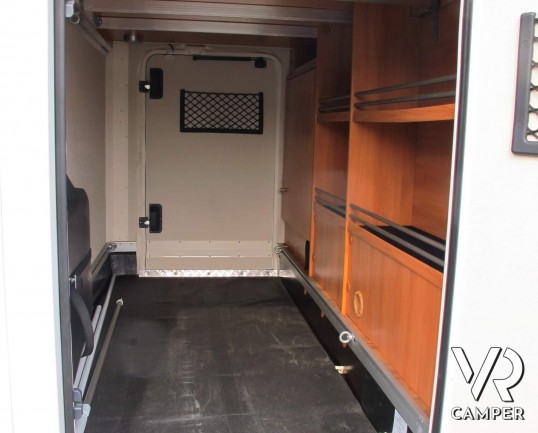 Hymer Exsis I 504 - camper usato motorhome compatto su motore Ducato 130 cv, 4 posti letto, dotato di veranda, antenna satellitare, retrocamera.