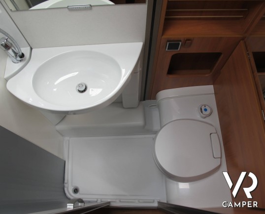 Hymer Exsis I 504 - camper usato motorhome compatto su motore Ducato 130 cv, 4 posti letto, dotato di veranda, antenna satellitare, retrocamera.