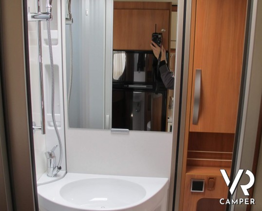 Hymer Exsis I 504 - camper usato motorhome compatto su motore Ducato 130 cv, 4 posti letto, dotato di veranda, antenna satellitare, retrocamera.