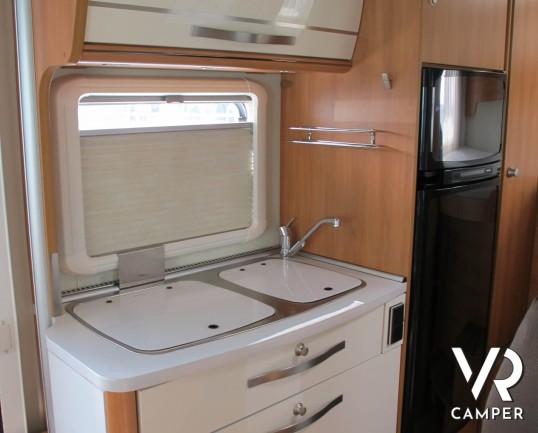 Hymer Exsis I 504 - camper usato motorhome compatto su motore Ducato 130 cv, 4 posti letto, dotato di veranda, antenna satellitare, retrocamera.
