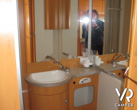 HYMER B 664 CL - camper motorhome usato, con doppio pavimento, ampio garage, comoda dinette. Italiavr vendita camper Torino