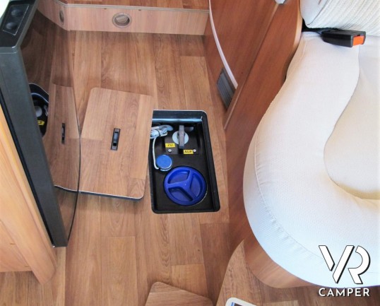 Hymer Exsis-T 414 - camper semintegrale usato, con letto matrimoniale trasversale in coda, veranda e portabici. Su meccanica Fiat Ducato 130 CV. Itali