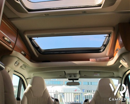 Hymer Exsis-T 414 - camper semintegrale usato, con letto matrimoniale trasversale in coda, veranda e portabici. Su meccanica Fiat Ducato 130 CV. Itali