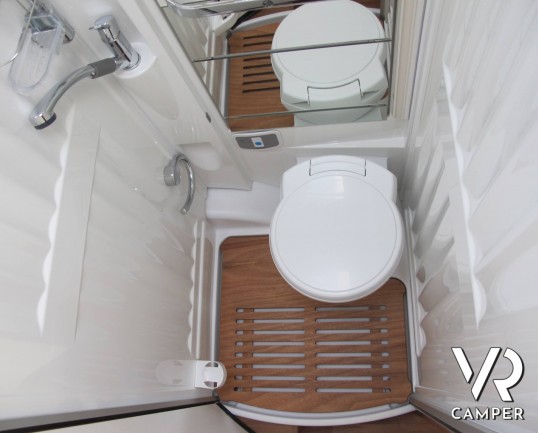 Hymer Exsis-T 414 - camper semintegrale usato, con letto matrimoniale trasversale in coda, veranda e portabici. Su meccanica Fiat Ducato 130 CV. Itali