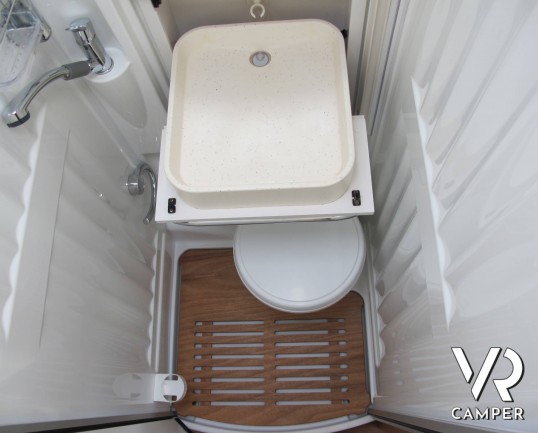 Hymer Exsis-T 414 - camper semintegrale usato, con letto matrimoniale trasversale in coda, veranda e portabici. Su meccanica Fiat Ducato 130 CV. Itali