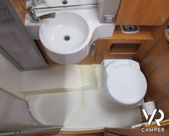 Hymer Tramp 612 CL - camper usato semintegrale 3 posti letto, dotato di veranda, retrocamera, antenna tv, climatizzatore. In visione alla sede ItaliaV