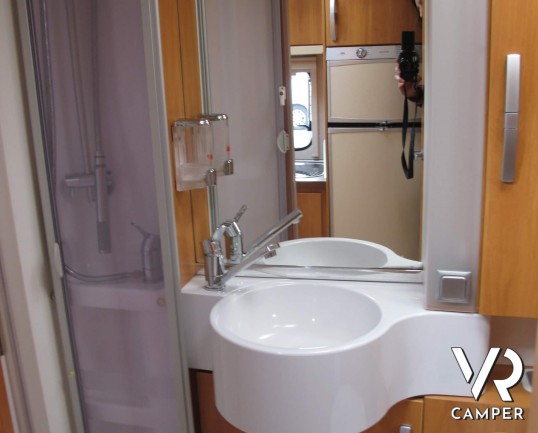 Hymer Tramp 612 CL - camper usato semintegrale 3 posti letto, dotato di veranda, retrocamera, antenna tv, climatizzatore. In visione alla sede ItaliaV