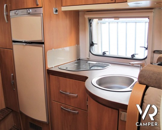 Hymer Tramp 612 CL - camper usato semintegrale 3 posti letto, dotato di veranda, retrocamera, antenna tv, climatizzatore. In visione alla sede ItaliaV